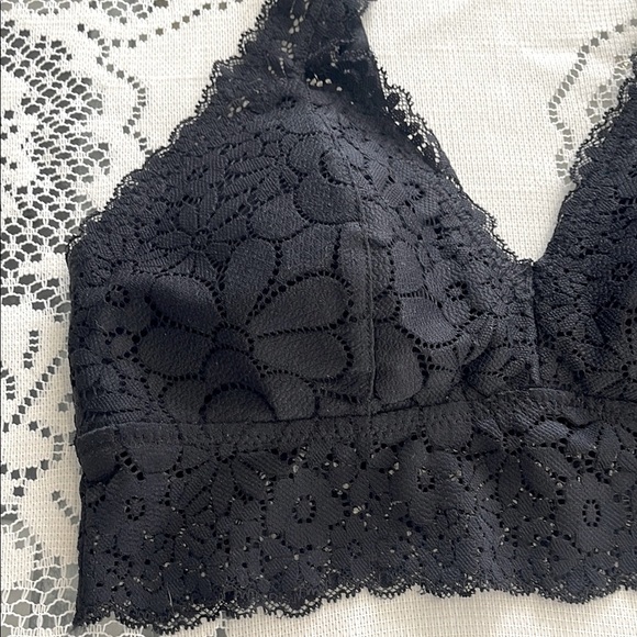 Elegant Black Lace Bralette - Picture 3 of 9